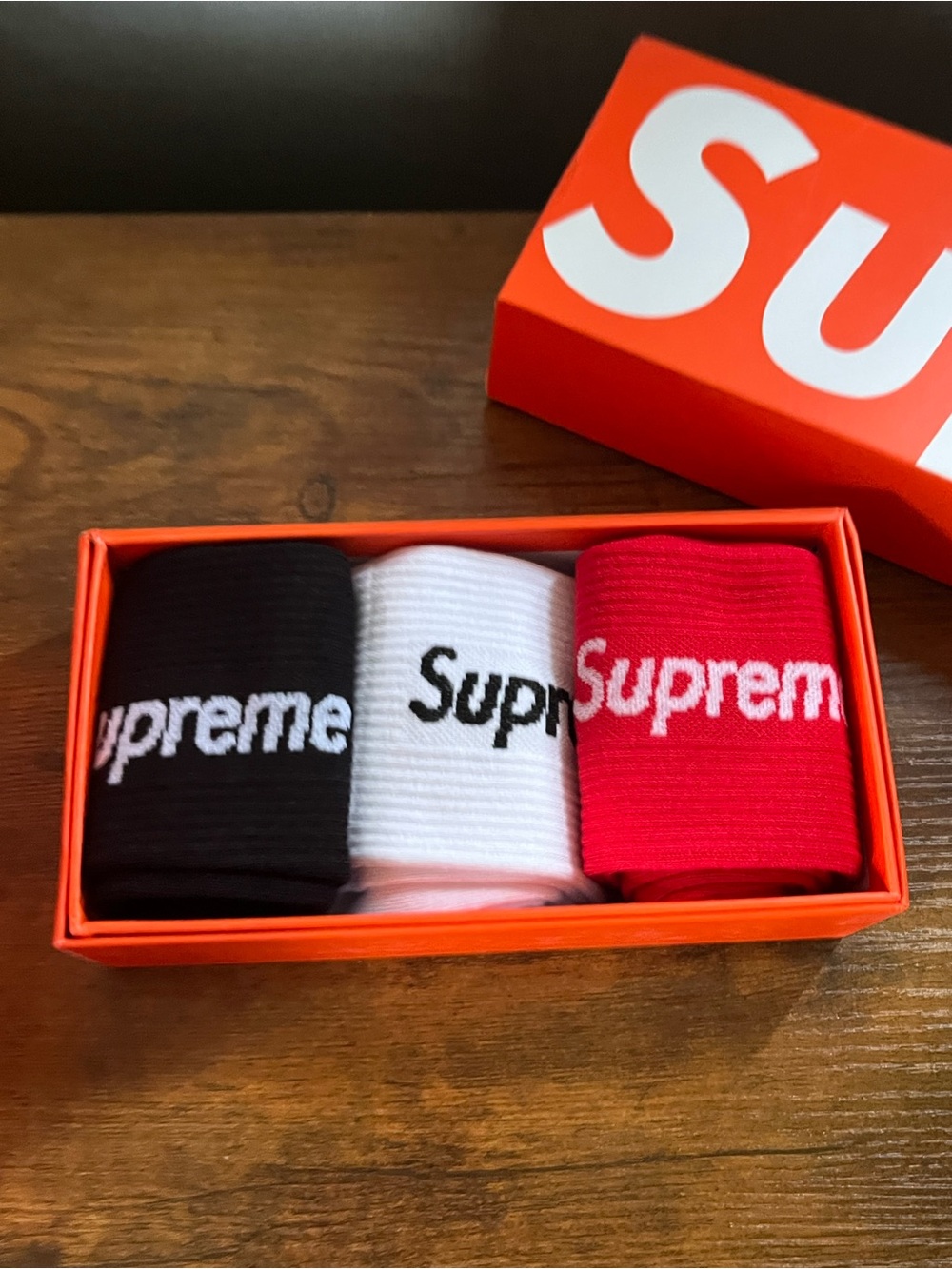 Supreme x Hanes Crew Socks with Logo - 3pack - Picture 2 of 2